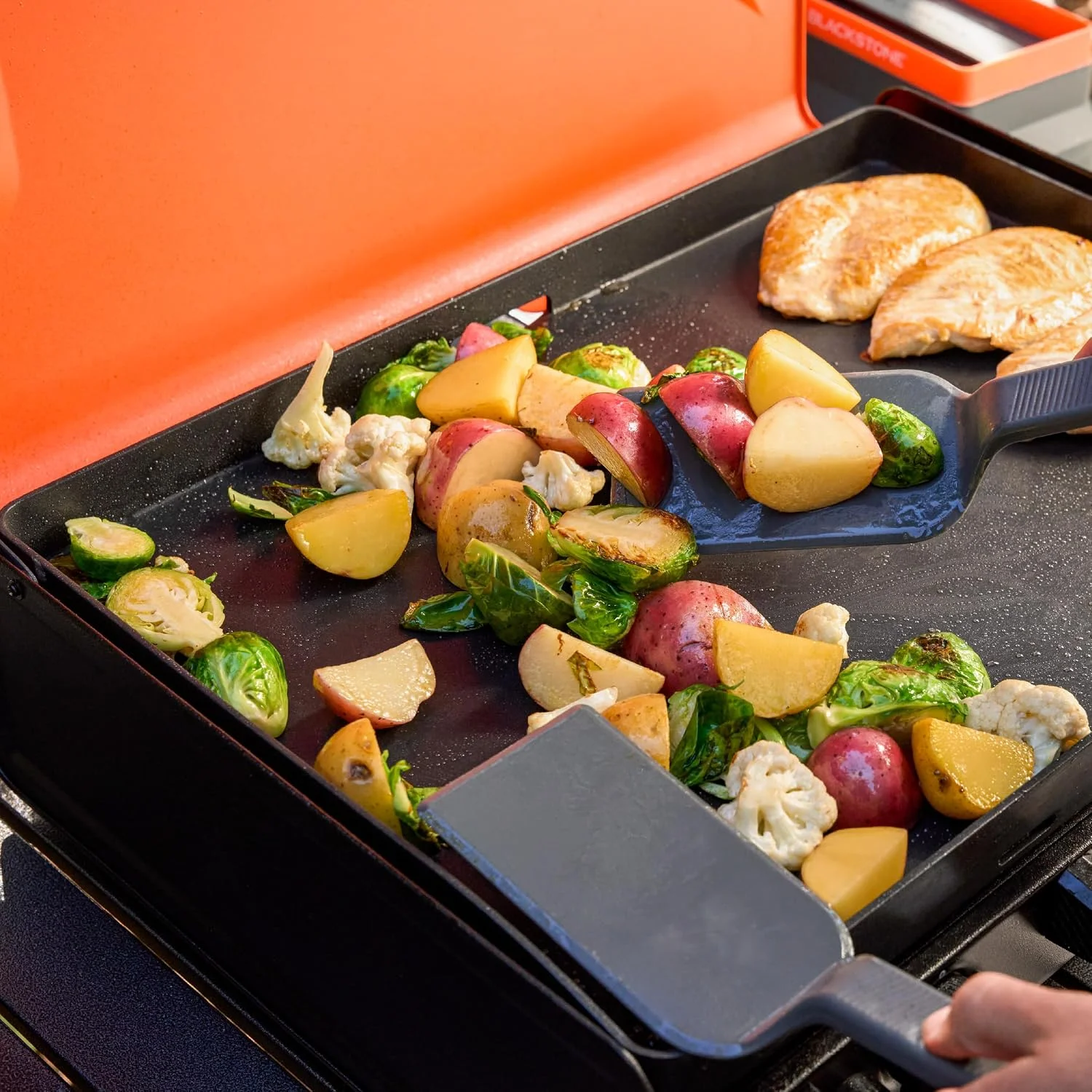 Blackstone 2363 20 x 14 Camping Griddle | Portable, Latches, Leveling Feet, Ceramic titanium-coated griddle plate - Image 6